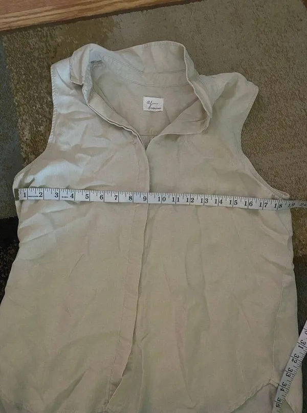Beige button up top high low button up back size Medium Tan - Image 5