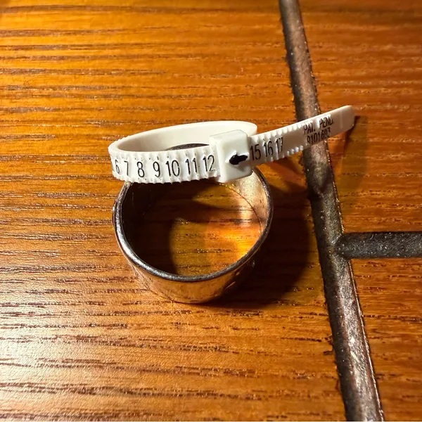 Silver-tone Hammered Chunky Ring with Heart Detail Size 12 - Image 6