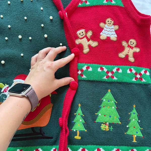 Vintage Laura Scott Christmas Sweater Vest Large Green Red Santa Gingerbread - Image 3