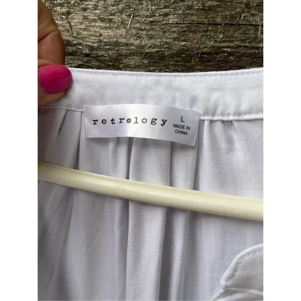 NWT Retrology size L short lace sleeved V neck top in bright white - Image 5