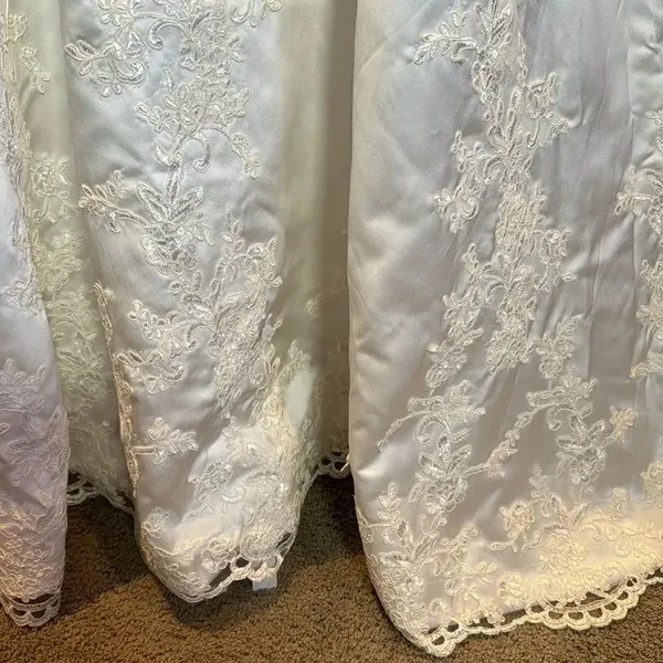 Women’s White Wedding Dress Zip Up Back Train Size 4 NWT - Image 3