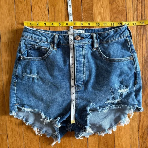 WE THE FREE Curvy High Rise Denim Shorts medium Wash‎ size 28 - Image 4