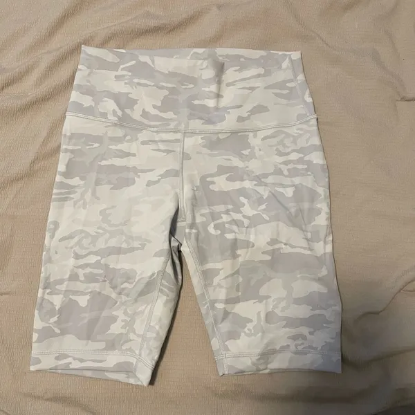 Lululemon Wunder Under Short‎ 10" Incognito Camo Jacquard Alpine White Starlight - Image 4
