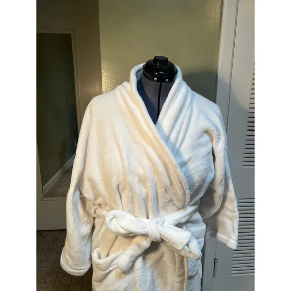 Stars Above Women's Size XL/XXL Plush Robe White Pockets Long Sleeve Wrap Tie - Image 3
