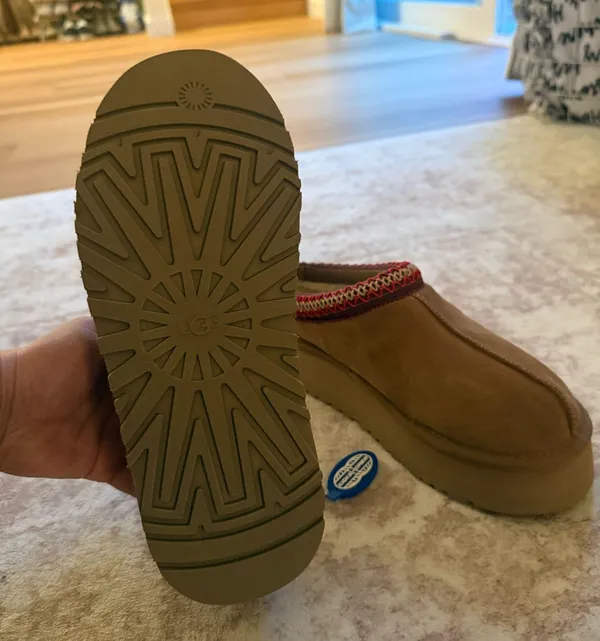 BRAND NEW Chestnut Ugg Taxx - Image 4