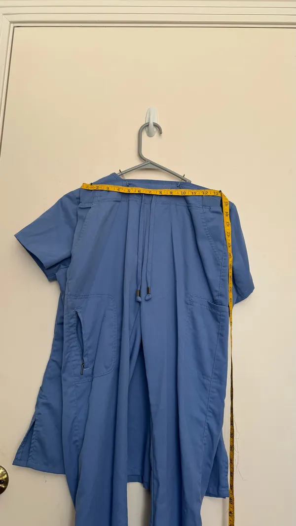 Comfortable blue scrub set. Short-sleeve top with V-neck. Matching pants included. Ideal for healthcare professionals. grey’s Anatomy. - Image 3