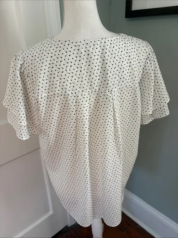 Pleione White V-Neck Short Sleeve Blouse Black Dot Flutter Sleeve Smocked Large - Image 4