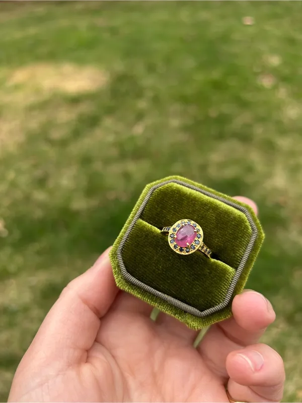 Vintage 925 Gold Ring with Ruby / sapphire Halo Accent - Image 2