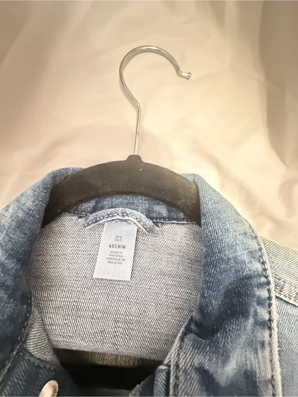 H&M Denim Jacket with stylish buttons - Image 2