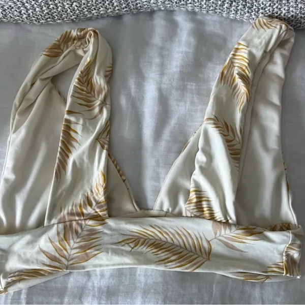 Billabong Dos Palmas Cream Palm Leaves Bikini plunge top NWOT - Image 3