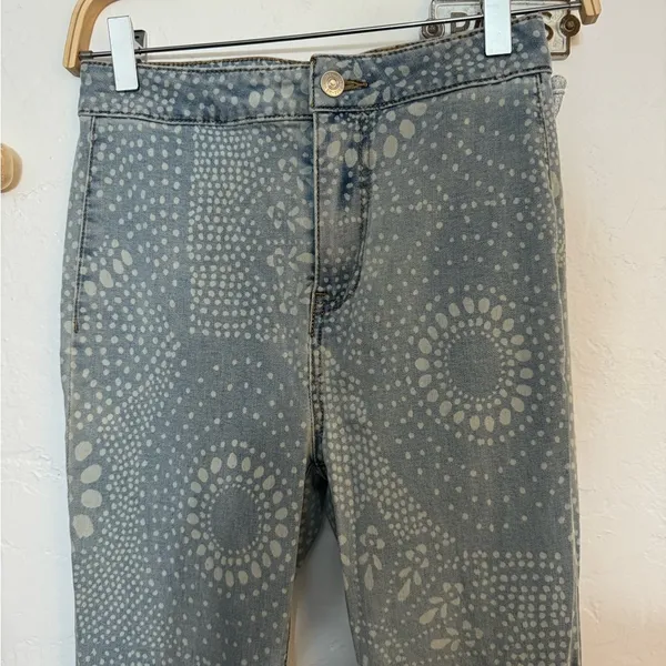 FREE PEOPLE FLOAT ON BELL BOTTOMS SZ 26 light blue batik print EUC - Image 2