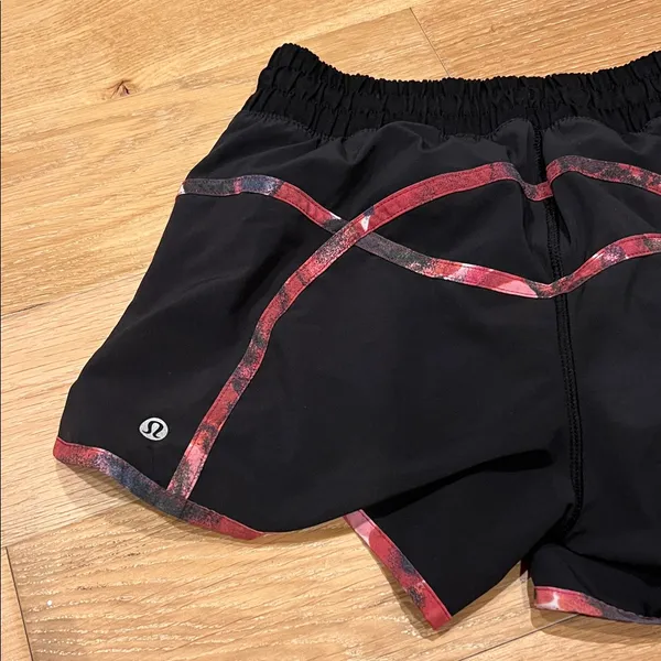 Lululemon Womens Tracker Short III Size 4‎ Black / Poppy Petals Berry Pink - Image 3