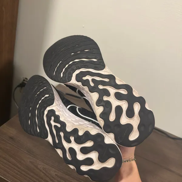 Nike Black and White Athletic Sneakers - Image 4