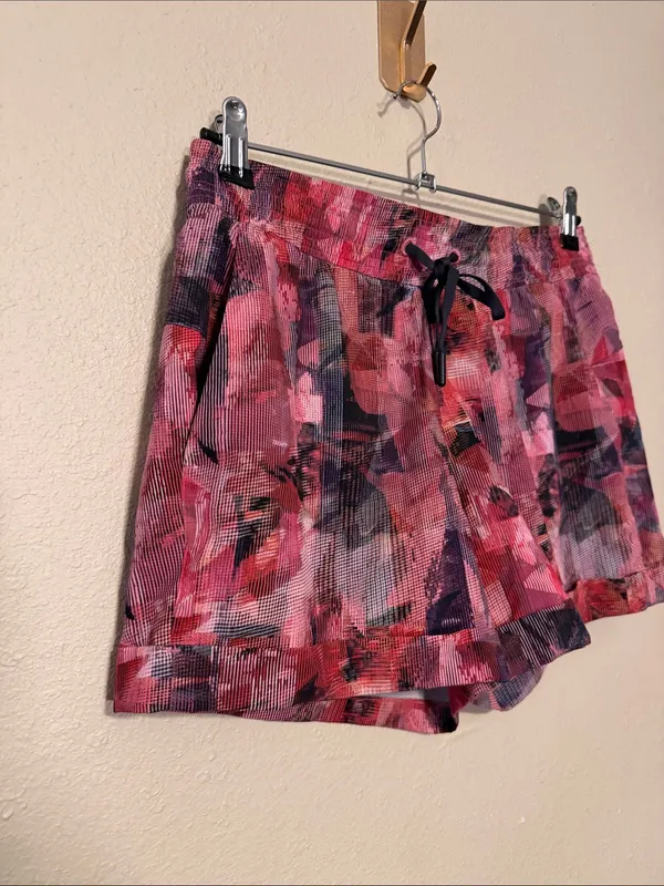 Lululemon High Rise Spring Break Away Shorts‎ Size 6 in Sun Dazed Multi Pink - Image 2