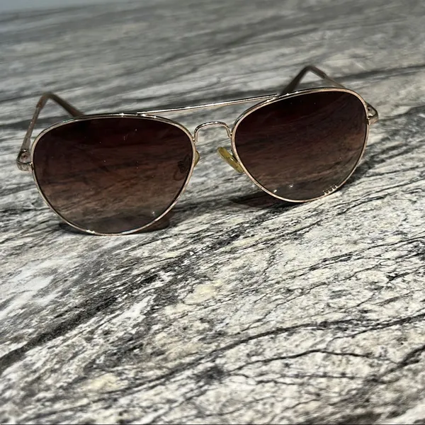 Chic Gold Aviator Sunglasses - Image 7