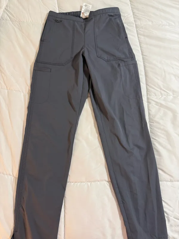 Grey carhartt scrub set Small top/XS bottoms - Image 5