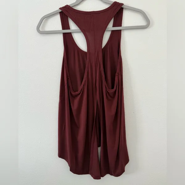 Beyond Yoga lightweight Draw the Line Tank Flyaway in maroon size small - Image 10