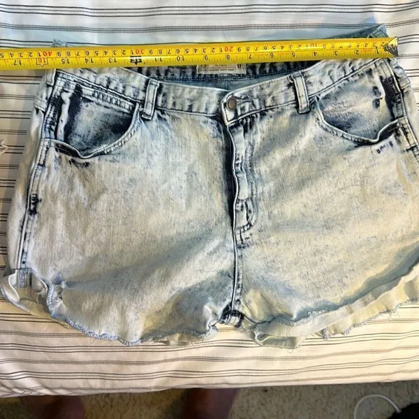 Angels Kiss Jean Shorts Size 17. Waist: 34 inches - Image 2
