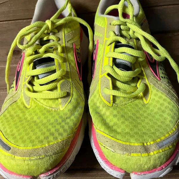 Brooks cadence neon yellow running shoes size 8 bg - Image 3