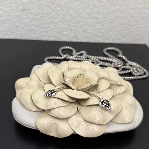 BRIGHTON Ivory Beige 3D Leather Flower Convertible Coin Purse Wallet Crossbody - Image 4