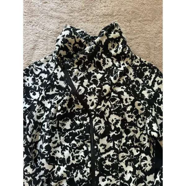 Lululemon Womens Cozy Cuddle Up Jacket Fleur Sombre White Black Fleece Sz 2 - Image 2