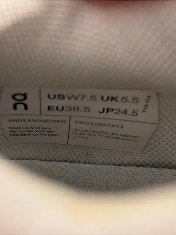On Cloud women’s 7.5 The Roger Clubhouse Pro White Tennis Shoes Sneakers - Image 11