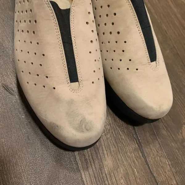 Clarks beige cutaway slip on size 11 comfortable ortho loafers - Image 2