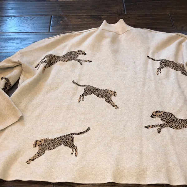 Entro leopard print sweater size large with high side slits - Image 9