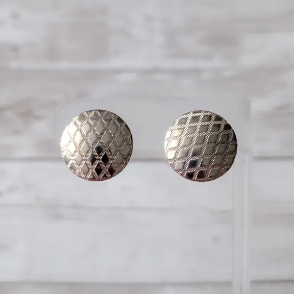 Vintage Screw On Earrings Gold Tone Circle with Mesh Pattern Design - Image 2