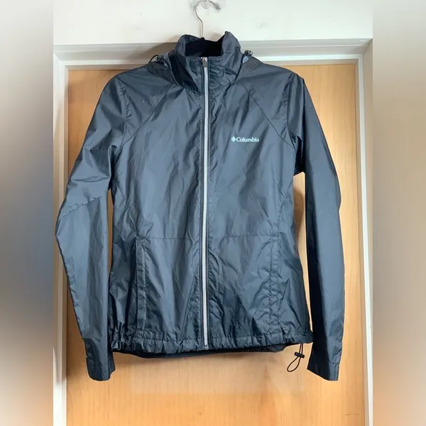 Columbia Women's Black Hooded Windbreaker Hiking Jacket - Gorpcore. Size-Small - Image 2