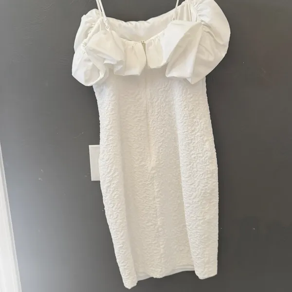 Belle Badgley Mischka White Textured Ruffle Cocktail Dress Size 4 Bridal‎ Sheath - Image 3