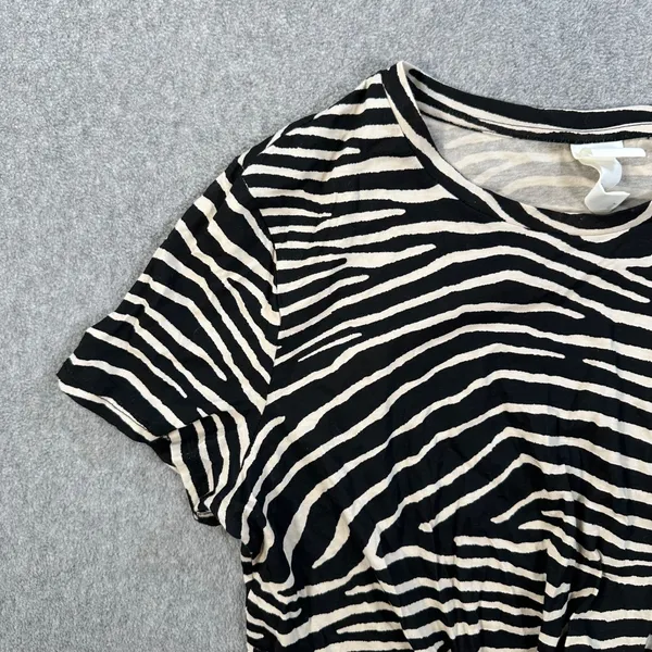 H&M Zebra Print Knotted Cropped Tee Shirt Womens Medium Short Sleeve Black/Beige - Image 2