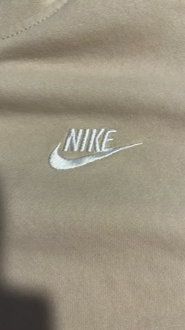 Nike cream sweatshirt - Image 4