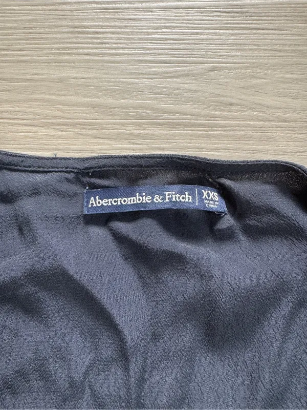 Abercrombie & Fitch Black Long-Sleeve Tie-Front Crop Top - Image 2