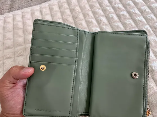 Charles and keith light green medium wallet - Image 3