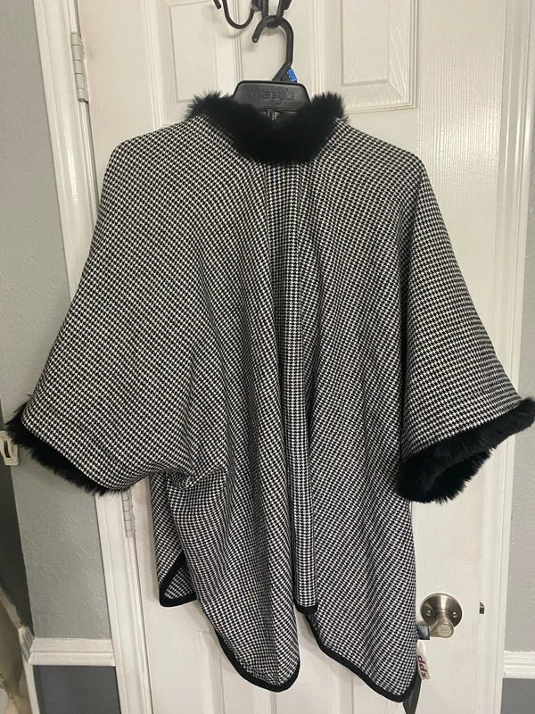 Beautiful fur lined Pancho Gray - Image 4