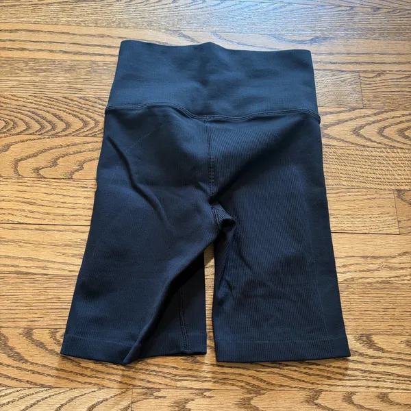 Athleta Aurora Seamless 7” Shorts Black - Image 2