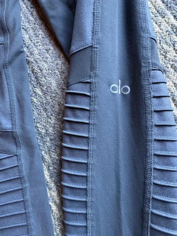 Alo Yoga Leggings - Image 2