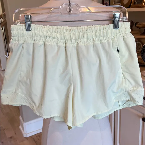 Athletic Shorts Pastel Yellow Size M - Image 3