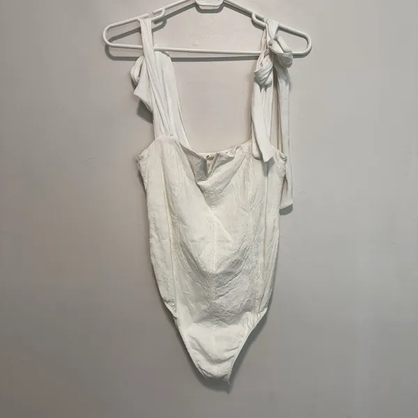 Free‎ People Lola White Crinkle Tie Shoulder Bodysuit Size Medium - Image 3