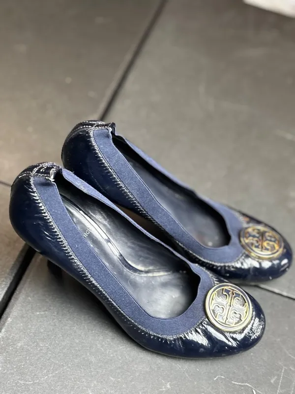 Tory Burch Navy Patent Leather Heels With Gold Logo Accents Size 7.5 - Image 4