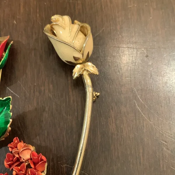 Three vintage rose brooches Red - Image 3