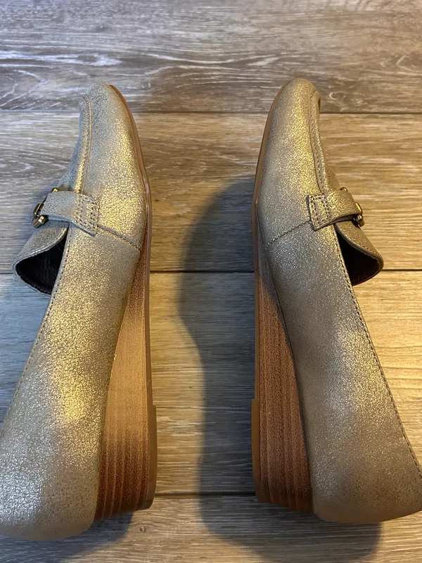 Baretraps Women’s Gold Flats - Image 4