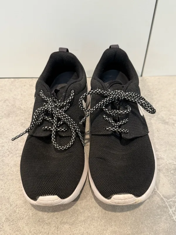 Nike Black and White Lace-Up Sneakers - Image 4