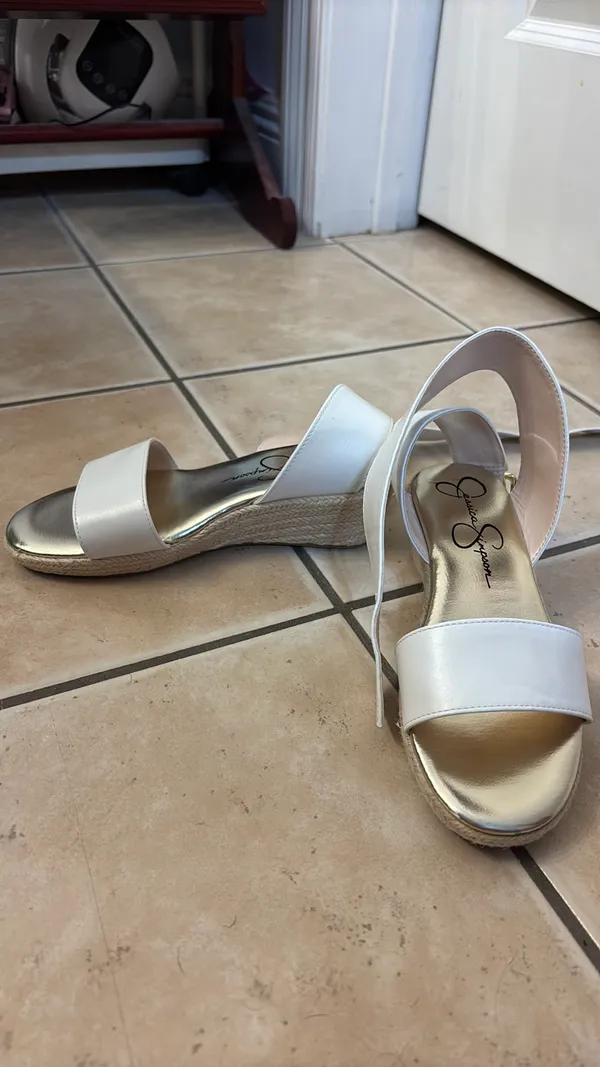 White wrap around the ankle short heels Size 6 - Image 3