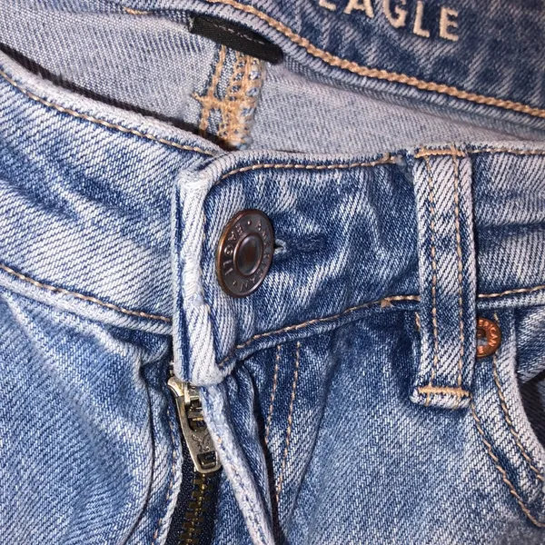 American Eagle MOM jeans size 6 long distressed - Image 2