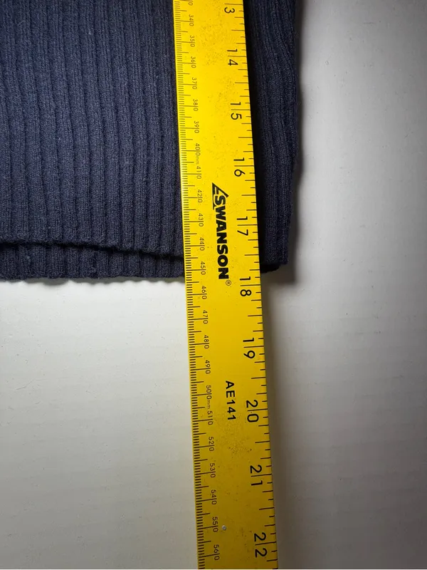 Brandy Melville Navy Ribbed V-Neck Long Sleeve Crop Top measures xs/s - Image 4