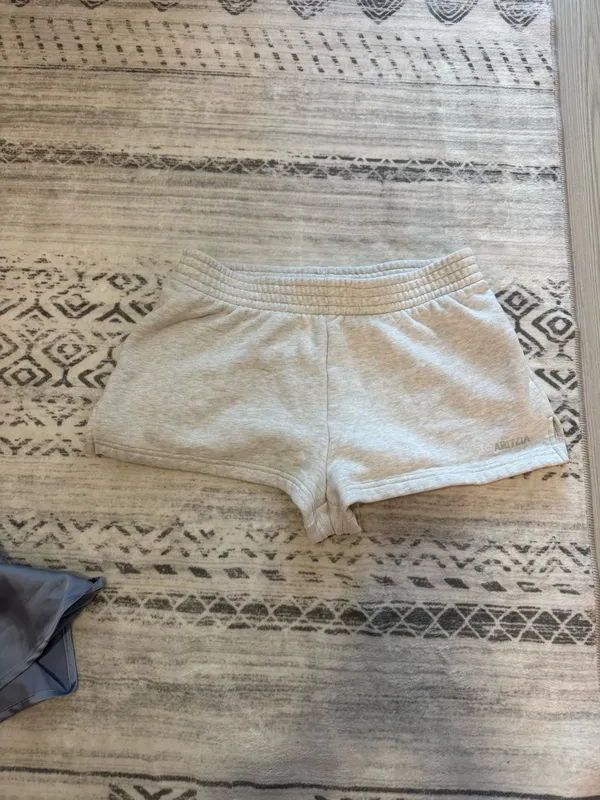 Aritzia cozy sweat fleece perfect micro short heather grey - Image 6