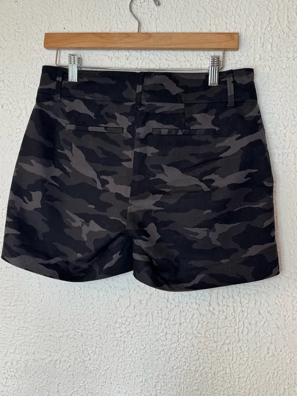 Isaac Mizrahi Black & Gray Camo Bermuda Shorts - Image 3