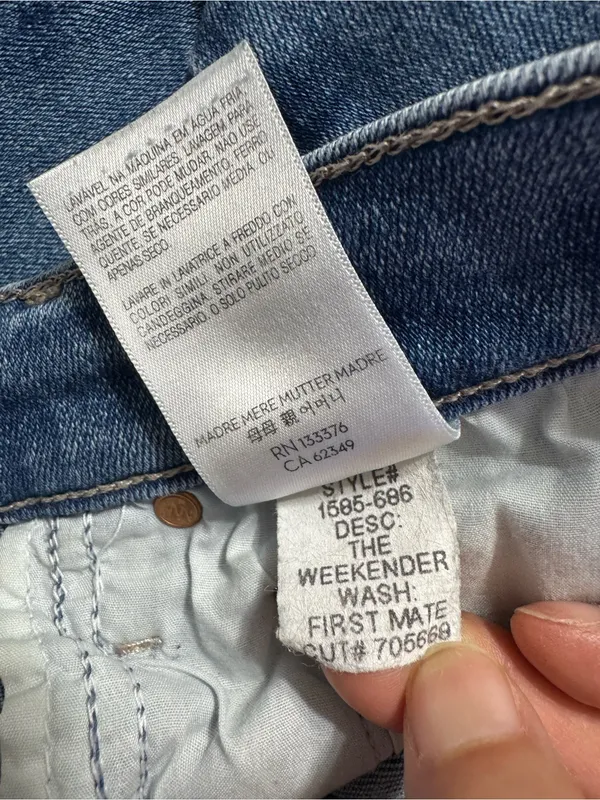 MOTHER Blue The Weekender in First Mate Medium Wash Flare Jeans Size 23 - Image 7